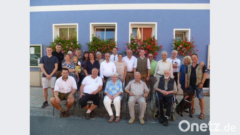 Mit 80 Jahren ist Karl Härning (vorne, Zweiter von rechts), neben ihm Ehefrau Ursula, noch gut drauf. Bild: bk