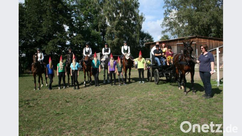 Schneewittchen hoch zu Ross: Für diese märchenhafte Vorstellung erhielten die Amazonen des Reitclubs Erlhammer vom Publikum viel Applaus. Bild: roh