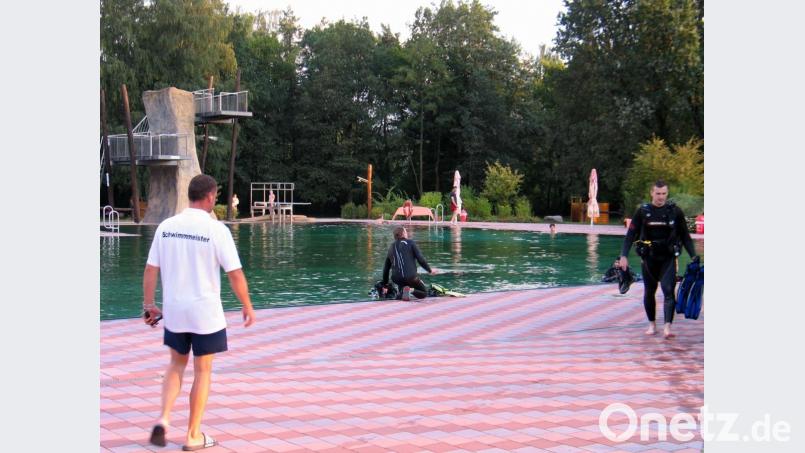 Auch die Taucher im Naturerlebnisbad werden in einer Woche für dieses Jahr das Becken verlassen. Bild: bkr