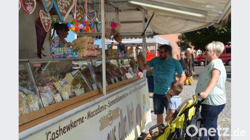 Katrin Fuchs von der Mandelbrennerei aus Wunsiedel kommt seit Jahren bei jedem Wetter und nimmt jede Gelegenheit wahr, die Stammkunden zu bedienen. „Ich baue auf meine Stammkundschaft.“ Bild: dob