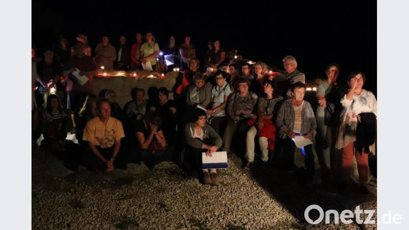 Nachdem die Sonne bereits vollständig untergegangen war, begann das Taizé-Gebet auf der Burgruine Liebenstein. Bild: flt