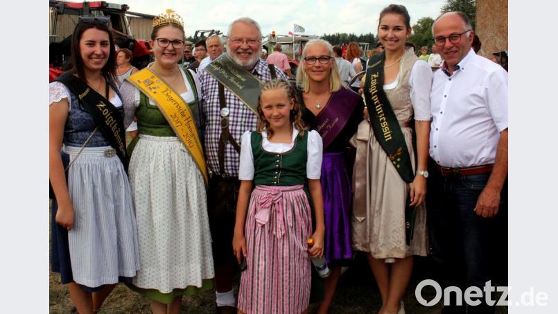 Allerlei &quot;Hoheiten&quot; schauten bei der Oldtimerfahrt vorbei: (von links) Lena Müller, Doris Grünbauer, Bernhard Lang. Karina Kos, Julia Franz und Albert Nickl. Bild: zer