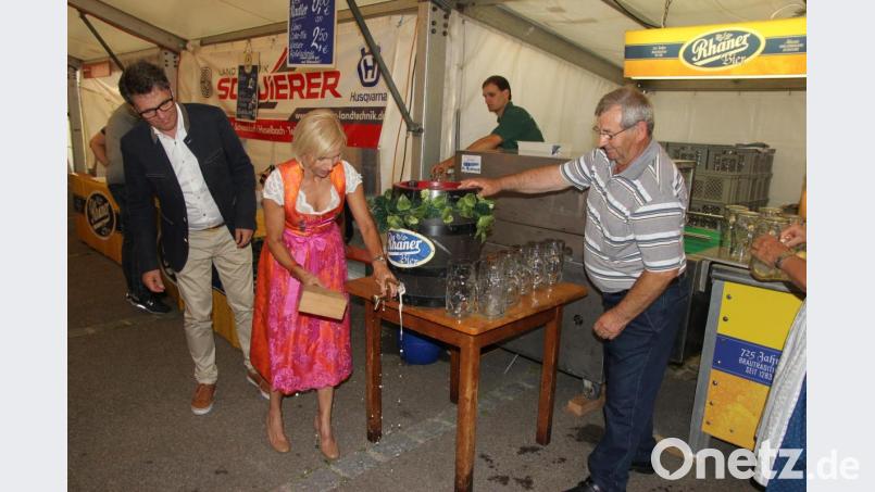 Da die Rhaner Bierkönigin keine Zeit hatte, musste Stefanie Plößl das erste Fass Bier anstechen. Bild: ral