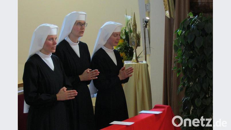 Im schwarzen Ordenskleid mit dem weißen Schleier kehren die Novizinnen (von links) Maria Pauline, Maria Lea und Maria Johanna aus der Klausur zurück vor den Altar der Mutterhauskirche. Bild: sck