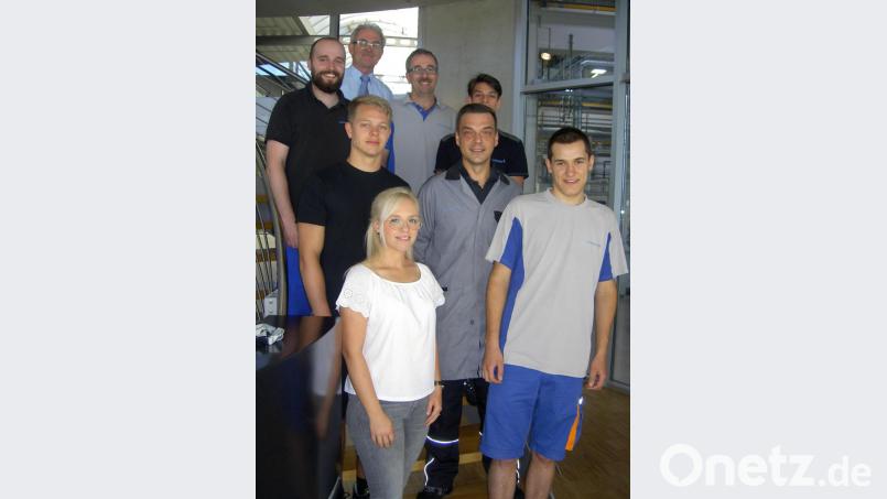 Azubi-Ehrung bei Wiesauplast: Im Bild vorne von links Eva-Maria Hofmann (Personalreferentin) und Robin Wenert, dahinter (von links) Leon Lehner und Jens Borsdorf; in der dritten Reihe Ali Karagaac, Michael Hösl und Dave Lewis. Oben in der Mitte: Wiesauplast-Geschäftsführer Hans Ammer. Bild: Wiesauplast/exb
