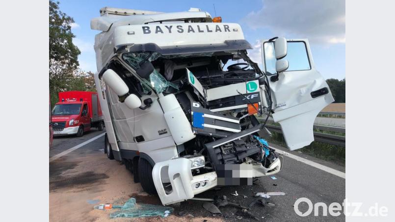 Auf der A3 bei Sinzing hat es in der Waldhäuselkurve einen schweren Unfall gegeben. Bild: Alexander Auer