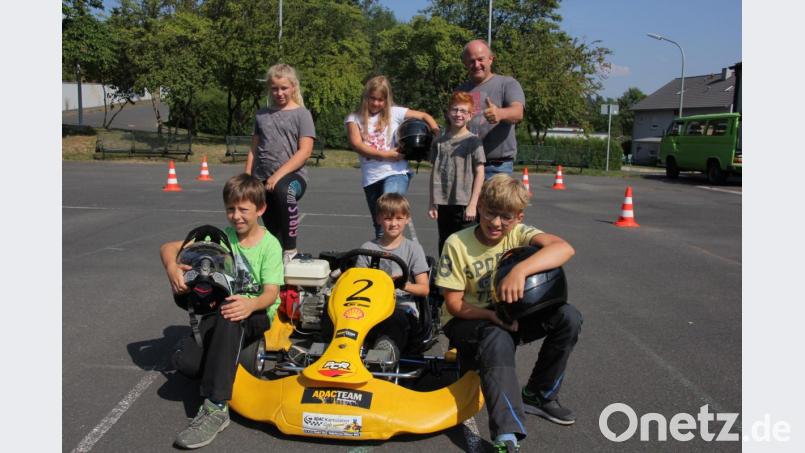 Sechs „Nachwuchs-Schumis“ nahmen am Kart-Schnuppertraining teil, zu dem Ferdinand Wagner (hinten rechts) im Rahmen des Ferienprogramms eingeladen hatte. Bild: kro
