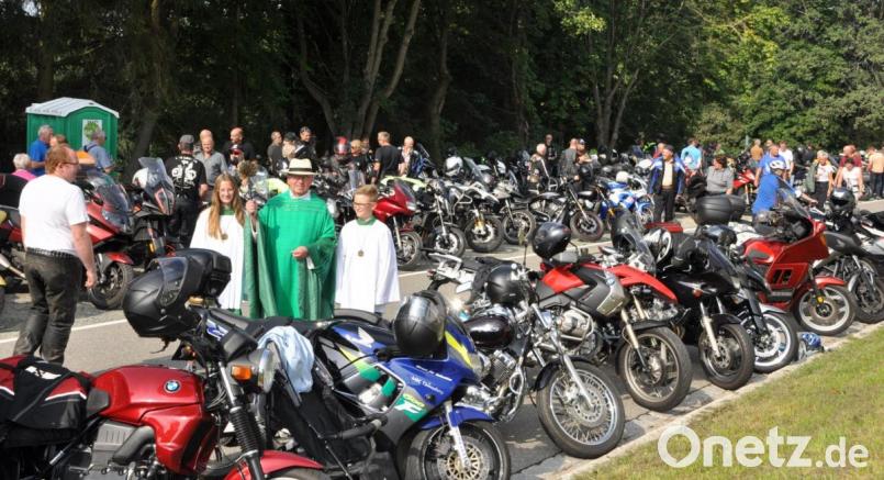 Pfarrer Wilhelm Bauer im grünen Messgewand und mit Strohhut, begleitet von den Ministtranten Leni und Andreas Kick, segnete Biker und deren Maschinen. Bild: es