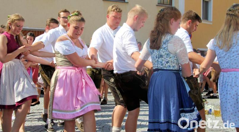 Fensterl oder Dreher, viele Tänze wurden aufgeführt . Bild: bjo