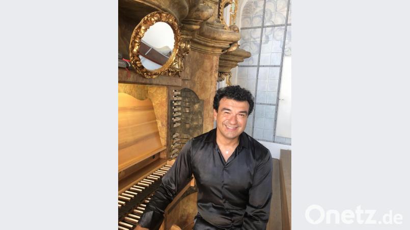 Der international konzertierende Organist Paolo Oreni aus Treviglio hebt die Klangschätze der Sandtner-Orgel. Er musiziert sein Programm auswendig, überragend seine flitzeflinke Pedaltechnik. Bild: dok