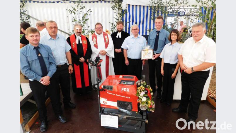 Kommandant Jürgen Küffner (von links), Kreisbrandmeister Karlheinz Sehnke, die Pfarrer Dirk Grafe, Sven Grillmeier und Hannes Kühn, Kreisbrandrat Hermann Schreck, Vorsitzender Maximilian Reiß, Kreisbrandinspektorin Kerstin Schmidt und Bürgermeister Manfred Porsch. Bild: hai