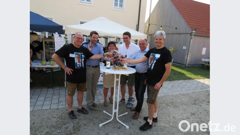 Auch Landtagsabgeordneter Stephan Oetzinger (Zweiter von links) und stellvertretender Landrat Albert Nickl schauen beim Weinfest vorbei. Bild: krb