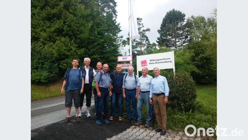 Über E-Autos diskutiert die Gruppe im Verdi-Bildungszentrum. Bild: exb