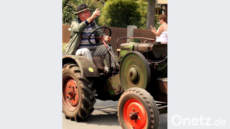 Zu den Oldies zählen auch zahlreiche Traktoren, die im Konvoi mitfahren. Bild: zer