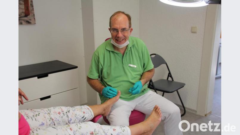 Podologe Siegfried Messer bietet nun auch in der Altstadt von Oberviechtach den Kassen- und Privatpatienten seine Hilfe bei Fußproblemen an. Auf Wunsch kommt er auch ins Haus. Bild: frd