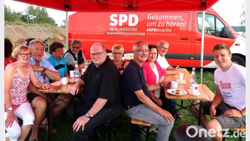 Die Bundestagsabgeordneten Marianne Schieder und Uli Grötsch nachten mit ihrem SPD-Dialogbus Station am Steinberger See. Bild: Hirsch