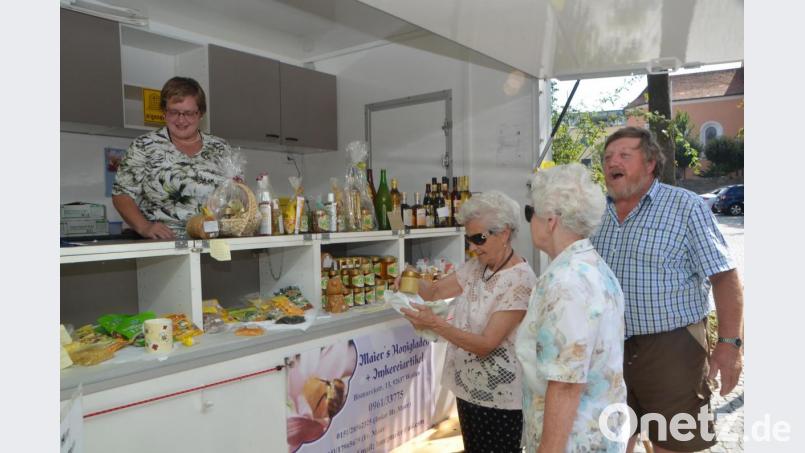 Siegfried und Elfriede Maier aus Weiden vom Bienen- und Honigstandl bemängelten die städtische Marktleitung. „Wenn schon nicht so viele Fieranten wie angemeldet anreisen, dann sollten die verbliebenen kurzerhand konzentriert vor dem Rathaus postiert werden.“ Bild: dob