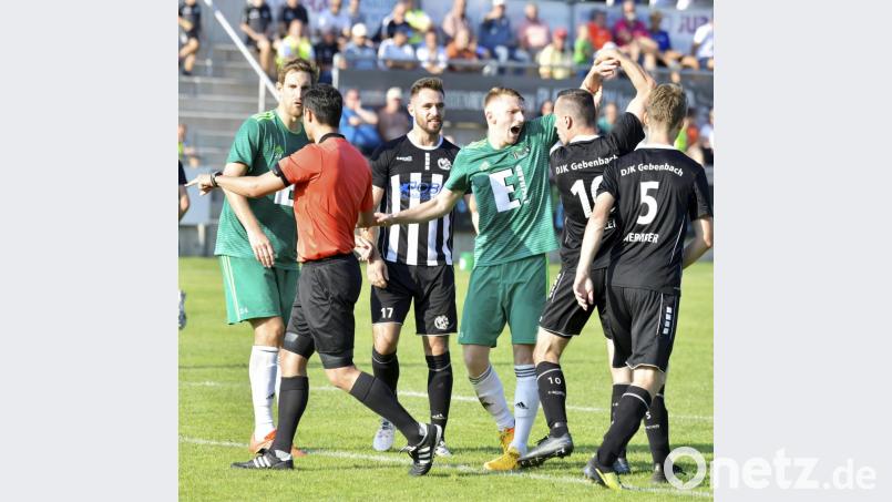 75. Spielminute: Schiedsrichter Lothar Ostheimer (links) gibt Handelfmeter für die DJK Gebenbach (Mario Zitzmann links hinten bekam einen Rettungsversuch von Innenverteidiger Ferdinand Buchner an die Hand) , wobei sich der vorherige Ammerthaler Nachschusstorschütze Andre Karzmarczyk (Mitte rechts) und der Gebenbacher Timo Kohler (Zweiter von rechts) verbal heftig duellieren. Bild: Ziegler