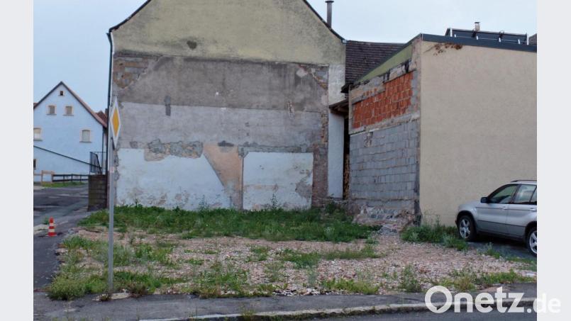 An der Einmündung der Raiffeisen- in die Weidener Straße klafft seit Monaten eine Baulücke. Seit 1858 stand dort das Geburtshaus des späteren Komponisten Anton Beer-Walbrunn. Am Ende des nächsten Bauabschnittes der Dorferneuerung soll der Platz ansehnlich gestaltet werden. Nur weiß niemand bisher, wie. Die Mitglieder des örtlichen Kreativteams diskutierten ganz unterschiedliche Ideen. Bild: jml