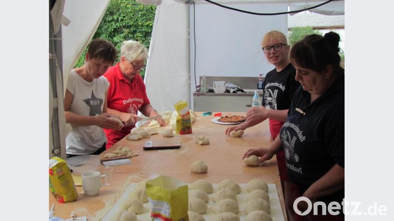 Damit jeder Gast eine leckere Pizza bekommt, kneten und formen die Helfer vorher den Teig. Bild: is
