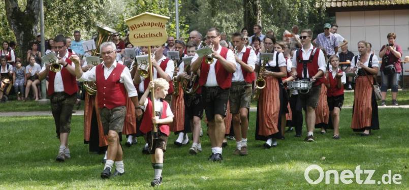 „So klingt´s aus Stadt und Land“ heißt der Marsch von Siegfried Rundel, den die 22-köpfige Blaskapelle Gleiritsch als Motto für ihren Einmarsch gewählt hatte. Bild: Hirsch