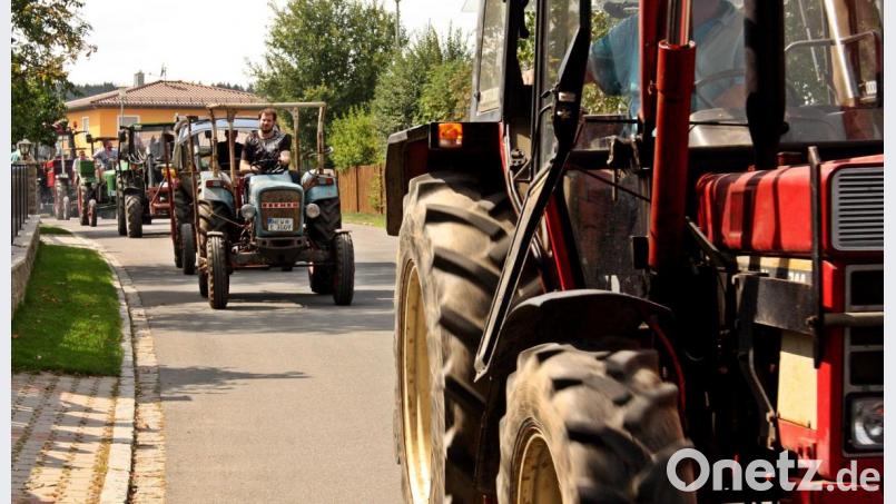 Zu den Oldies zählen auch zahlreiche Traktoren, die im Konvoi mitfahren. Bild: zer