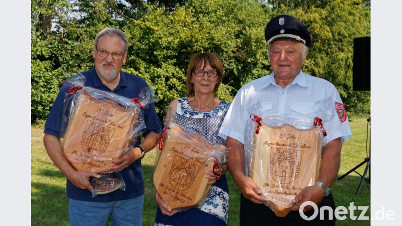 Hans Hanauer (rechts) und Karl Sattler haben vor 20 Jahren die Jugendfeuerwehr ins Leben gerufen und erhalten wie Bürgermeisterin und Schirmherrin Margit Kirzinger Erinnerungsgeschenke. Bild: pi