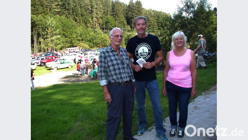 Sie freuen sich, dass sie in Alexander Büscher einen engagierten Mann gefunden haben, der nun versucht, das Goetz-Areal zu revitalisieren: die Besitzer Ingrid und Günther Seuß Bild: ld