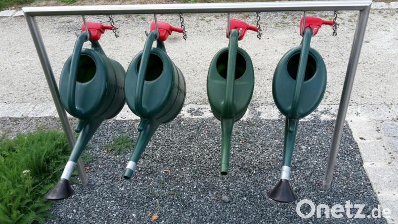 Die Gießkannen sind da, die Brauseaufsätze fehlen teilweise. Auch die Friedhofsbesucher fragen sich: „Wer macht denn sowas?“ Bild: mng