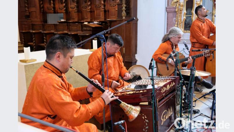 Allein die Instrumente machten schon neugierig: ein 120-saitiges Hackbrett, eine Pferdekopfgeige und eine Reihe orientalischer Trommeln. Dazu vibrierende Unterton- und Kehlgesänge. Das Ensemble "Sedaa", auf persisch "Stimme" entführte die Besucher in der Klosterkirche Speinshart in eine exotisch-geheimnisvolle Welt Bild: do