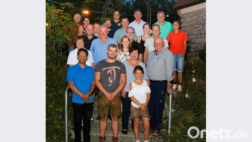 Helmut Schaumberger (rechts unten) feierte seinen 75. Geburtstag. Der rüstige Oldie hatte zu einer Nachfeier in den Gasthof „Goldener Engel&quot; geladen. Viele Weggefährten, Freunde und einstige Sportkameraden kamen und gratulierten aufs Herzlichste. Pfarrer Joseph (links unten) und Bürgermeister Gottfried Härtl (zweite Reihe, Zweiter von links) wünschten ebenfalls viel Gesundheit und dankten dem Jubilar für seinen Einsatz im Gemeindeleben. Bild: bsc