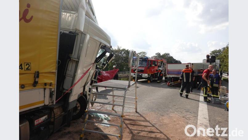 Rettungskräfte und Polizei inspizieren den LKW. Bild: Alexander Auer