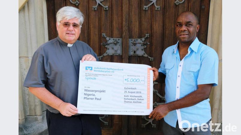 7000 Euro spenden die Gläubigen der Pfarrei Eschenbach für das Wasserprojekt von Vikar Chinedu Paul Ezenwa: Stadtpfarrer Thomas Jeschner überreicht einen Spendenscheck in Höhe von 5000 Euro im Namen der vielen Spender, weitere 2000 Euro erhält der Vikar an Direktspenden. Bild: do