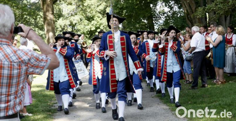Der Spielmannszug Oberviechtach näherte sich mit dem "Fanfarenruf". Bild: Hirsch