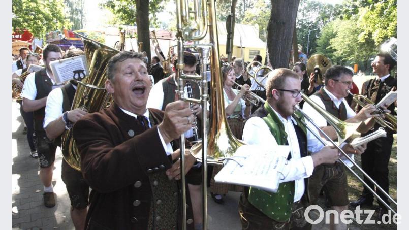 Jubelnd zog Stefan Karl, Chefdirigent der Blaskapelle Schwarzenfeld (links), zusammen mit den Teunzer Musikern ins Festzelt ein. Bild: Hirsch