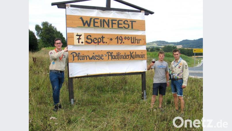 Auf unserem Bild genießen rechts Manuel Schraml und Stammesvorsitzender Felix Linkel schon mal ein Gläschen Rotwein. Links David Maschauer. Bild: bkr