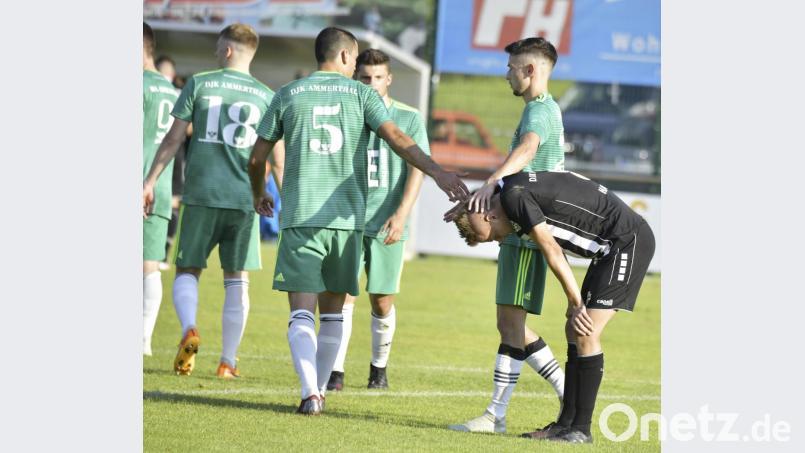 Man kennt sich! Der völlig ausgelaugte Gebenbacher Mittelfeldspieler Dominik Haller (rechts) nach dem Spiel mit Spielern der DJK Ammerthal beim Abgang in die Kabinen Bild: Ziegler