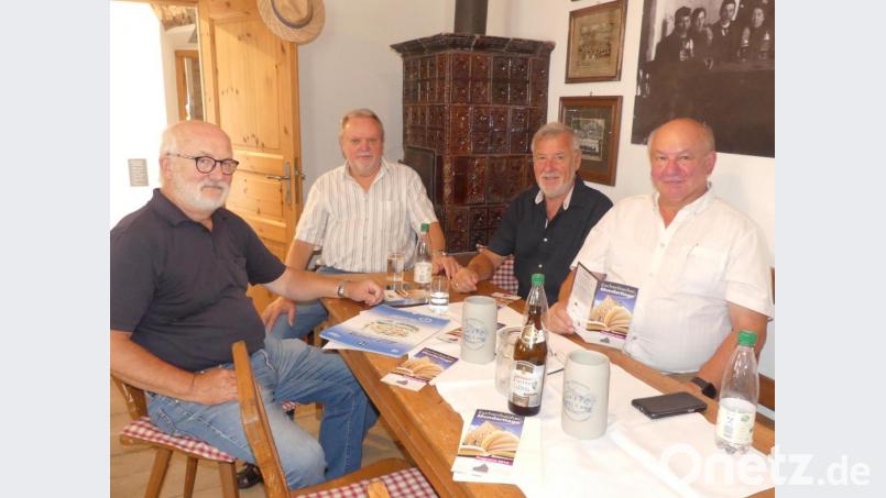 Karlheinz Keck, Alfred Albersdörfer, Josef Prunhuber und Eckhard Bodner (von links) beenden &quot;Beim Taubnschuster&quot; die Vorbereitungen für die Eschenbacher Mundarttage 2019. Bild: rn