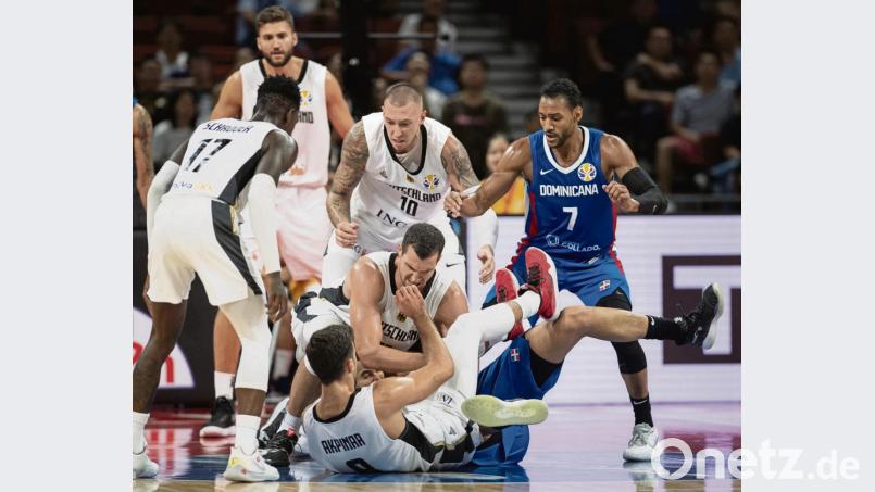 Es sollte nicht sein. Auch gegen die Dominikanische Republik kassierten die deutschen Basketballer (weiß) eine Niederlage. Bild: dpa