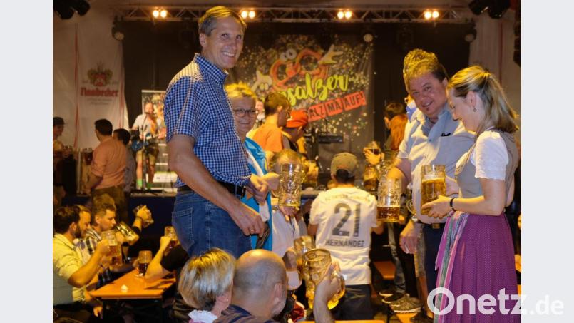 Bei guter Stimmung mit den &quot;Breznsalzern&quot; hielt es sogar den Schwarzacher Bürgermeister mit Freunden nicht auf der Bierbank. Bild: mab