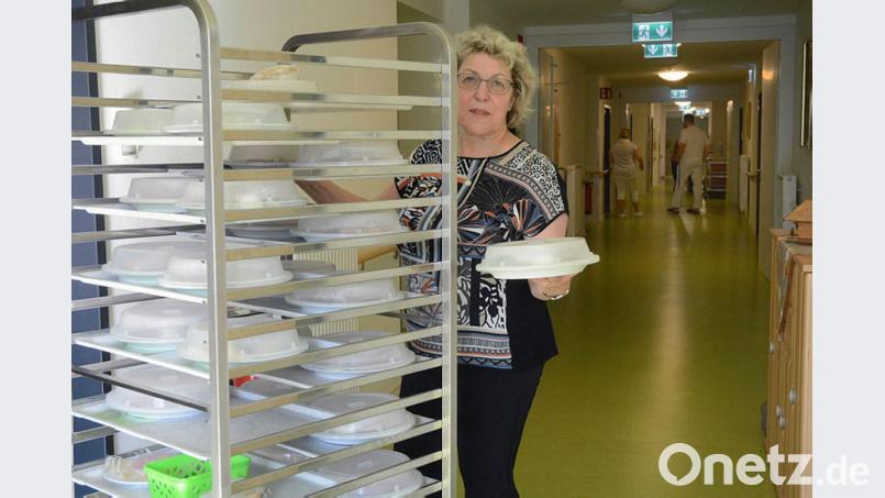 Essen austeilen oder auch zuführen zählte neben Betten machen eine Woche lang zu den Hauptaufgaben von NT-Redakteurin Jutta Porsche, als sie mit 13 Jahren ihren ersten Ferienjob in einem fränkischen Seniorenheim antrat. Es folgten noch vier andere, teilweise weit besser bezahlte, aber der erste war der spannendste, der abwechslungsreichste und zugleich der anstrengendste. Bild: Gabi Schönberger