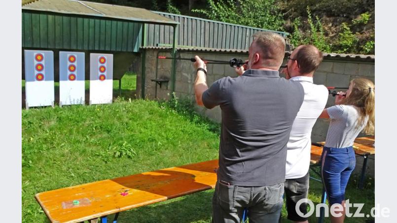 Sieben Meter beträgt der Abstand im Wettkampfmodus beim Blasrohrschießen zur Zielscheibe. Bild: Dobmeier