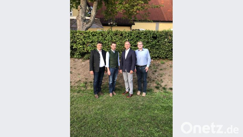 In der Mitgliederversammlung des CSU-Ortsverbandes werden die von Edgar Knobloch (links) und Christoph Müller (rechts) empfohlenen Kandidaten Stephan Oetzinger und Richard Kammerer einstimmig für die Kreistagswahl 2020 bestätigt. Bild: knh