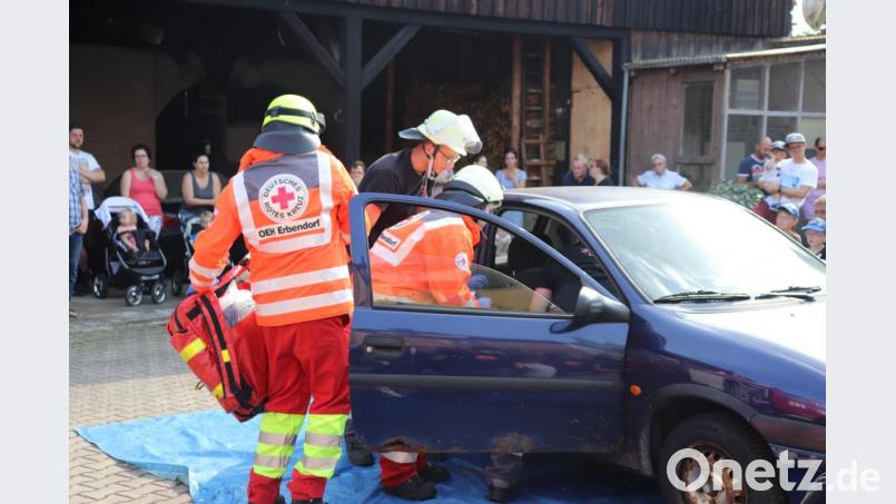 Bergung einer eingeklemmten Person aus einem verunfallten Auto. Bild: njn