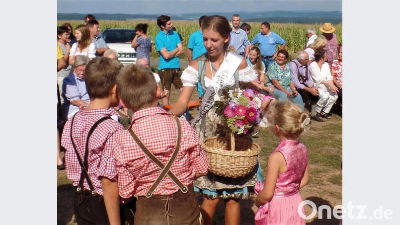 Was ist denn nun süßer? Das Oberkirwamoidl Annalena Hampl oder Bonbons? Bild: jml