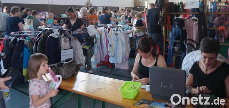 Neben Kleidungsstücken waren auch Kinderwägen, Bücher, und vielerlei Spielsachen im Angebot. Bild: weu