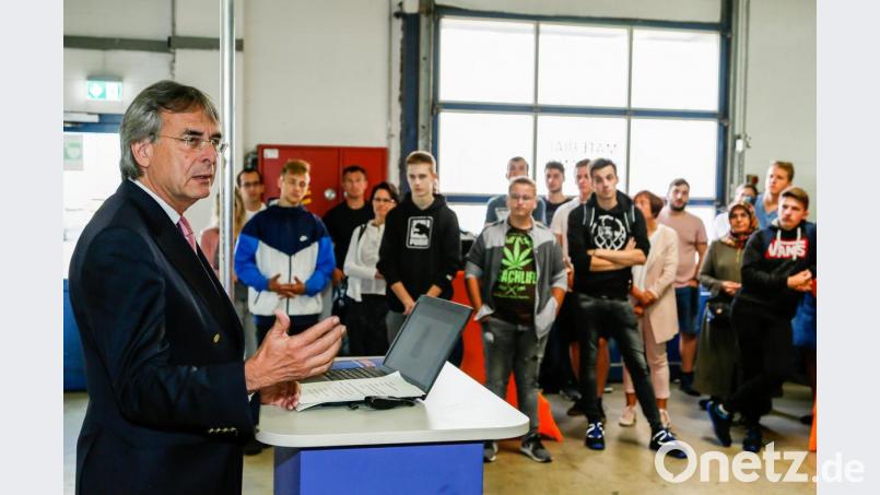 Regierungspräsident Axel Bartelt verwies zum Stadt des Ausbildungsjahrs auf die Bedeutung der Fachkräfte für die Wirtschaft und den Wohlstand in der Oberpfalz. Bild: Hösamer