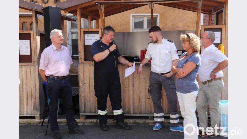 Kommandant Bernhard Schmidt (zweiter von links) und BRK-Bereitschaftsleiter Sven Lehner (dritter von links) eröffneten den Aktionstag. Mit auf dem Bild (von links) zweiter Bürgermeister Johannes Reger, dritte Bürgermeisterin Sonja Heindl und Stadtrat Anton Hauer. Bild: njn