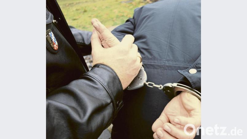 Polizisten haben einen 23-Jährigen verhaftet, nachdem dieser vor einem Lokal in der Nürnberger Innenstadt damit gedroht hatte, mit seinem Beil &quot;alle aufzuschlitzen. Bild: exb