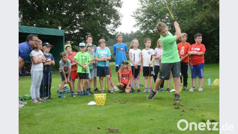 Die Kinder überzeugen mit ihrem Abschlägen. Bild: Gabi Schönberger